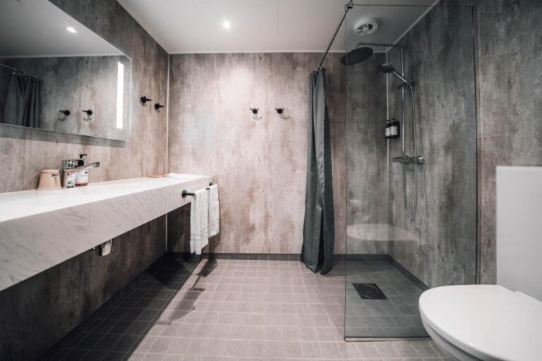 Bathrooms in the guest rooms at the Blue Hotel in Reykjholt